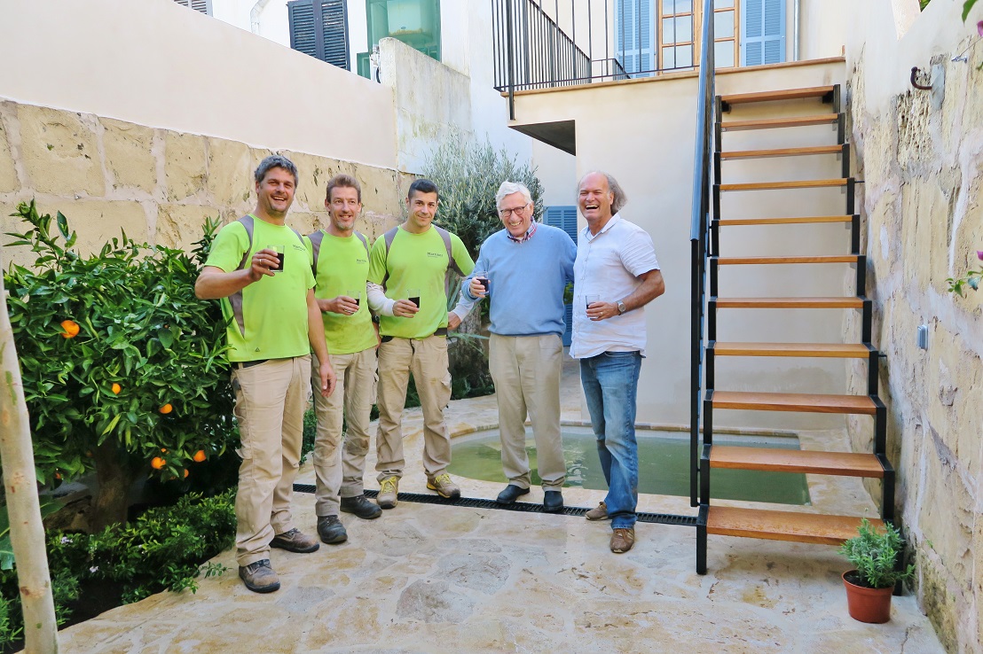 Mallorca Begruenungs team kunde patio pflanzen finale