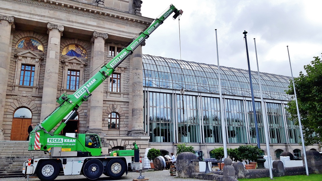 Kranarbeiten vor Orangerie Pflanzung Begruenung