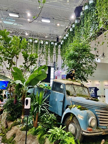 Dschungel Messestand Oldtimer überwachsen - Messebegrünung planen und kaufen Dschungel Messestand Oldtimer ueberwachsen