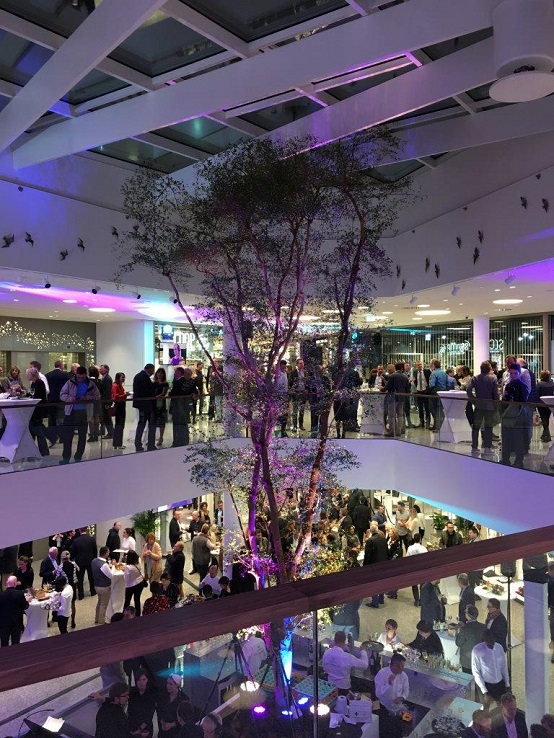 Baum im Einkaufszentrum Passage Shopping Mall europaweit kaufen